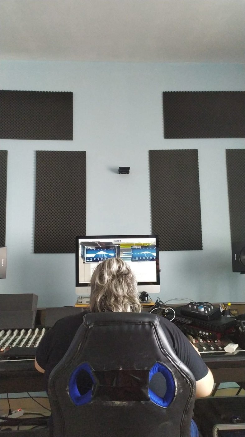 Vista de un músico trabajando en un estudio de grabación