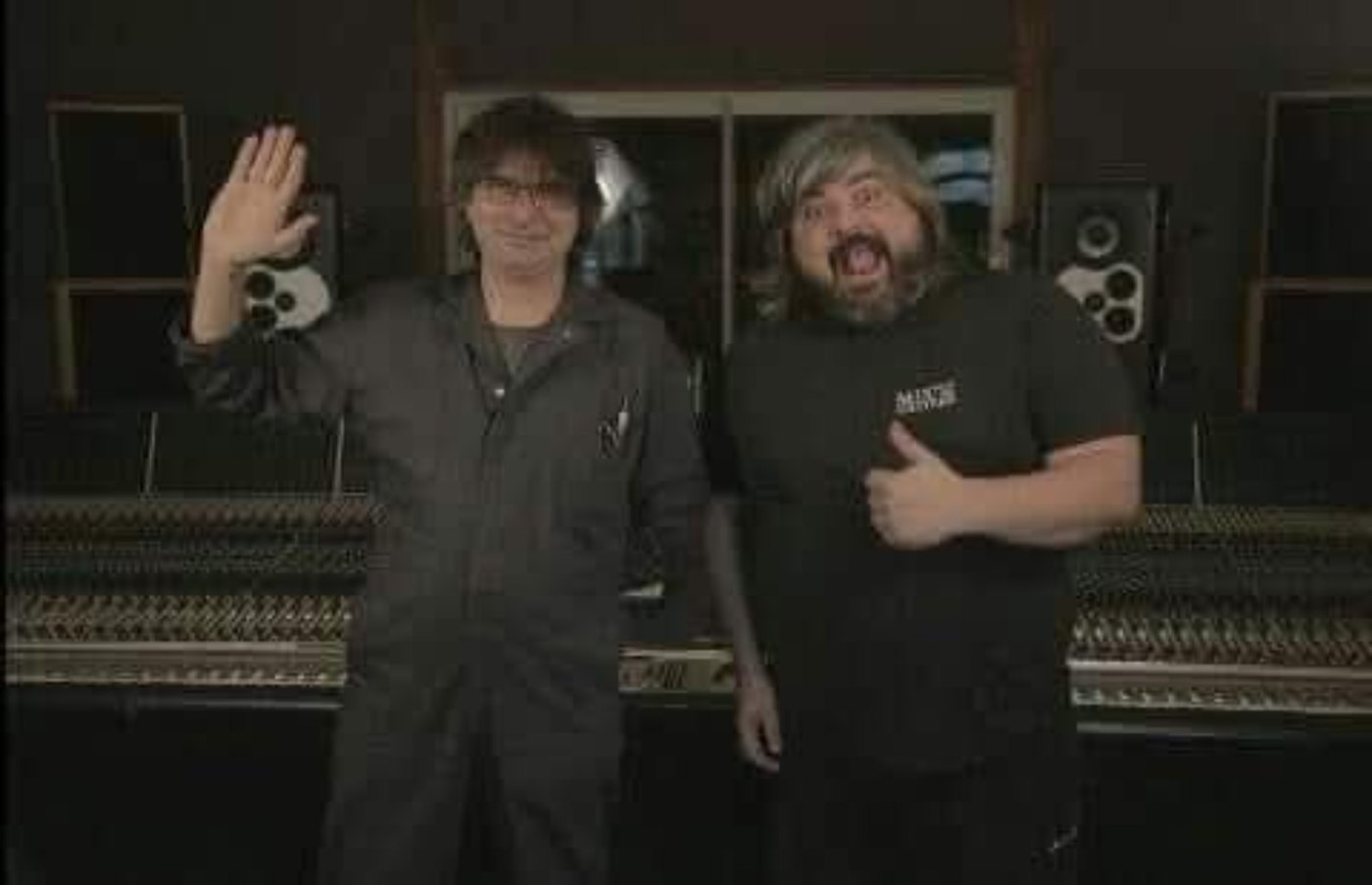 Dos músicos en un estudio de grabación