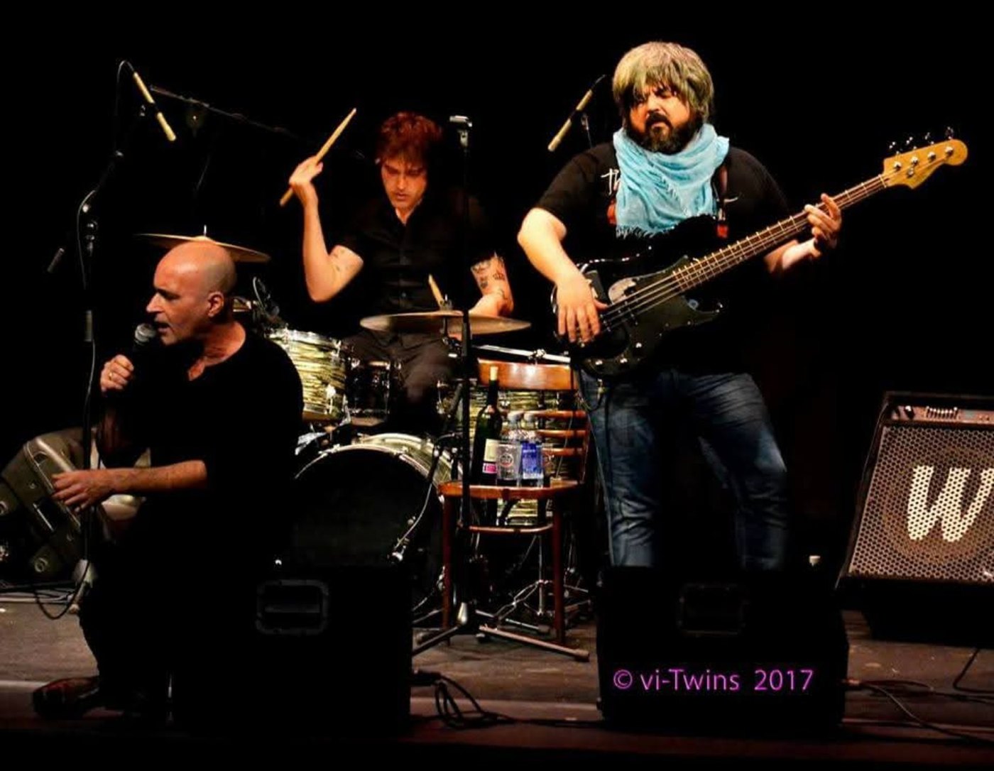 Una banda tocando en directo