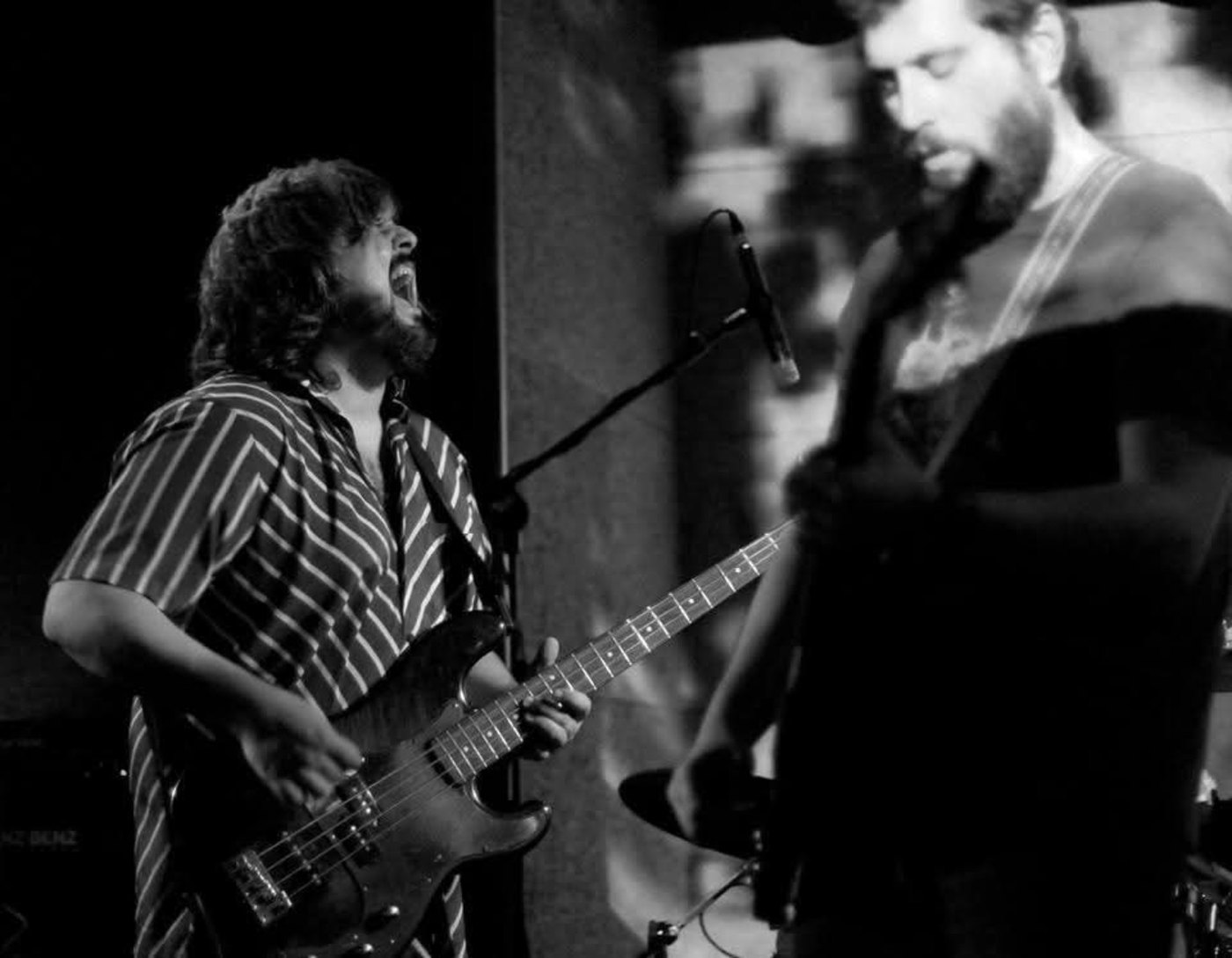 Dos músicos tocando en directo, en blanco y negro