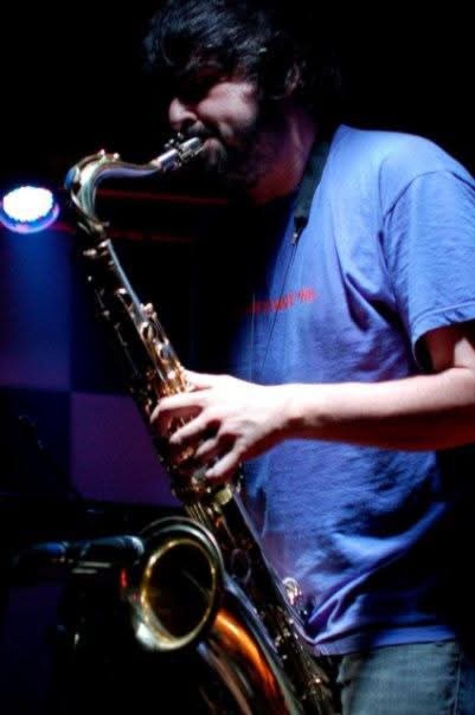 Saxofonista tocando en directo